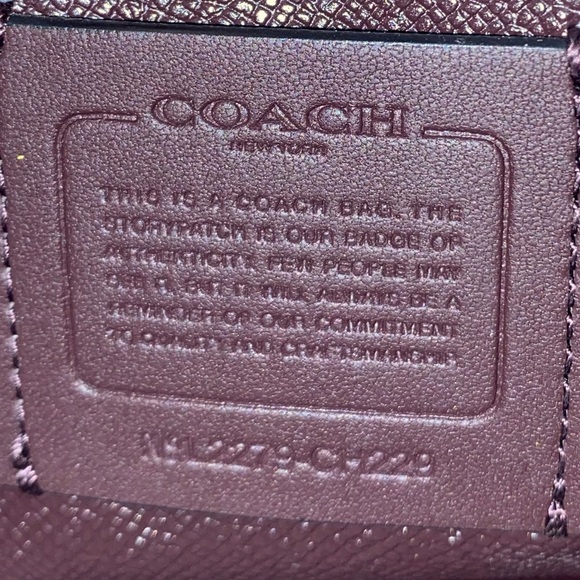 Coach
New, not used. Small repair needed
MOLLIE BUCKET BAG IN SIGNATURE CHAMBRAY - Picture 9 of 15